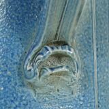 Pichet en grès bleu vernissé signé