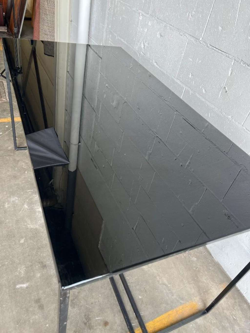 Coffee table in glass and iron