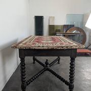 Table de style Louis XIII en bois noirci et tapisserie