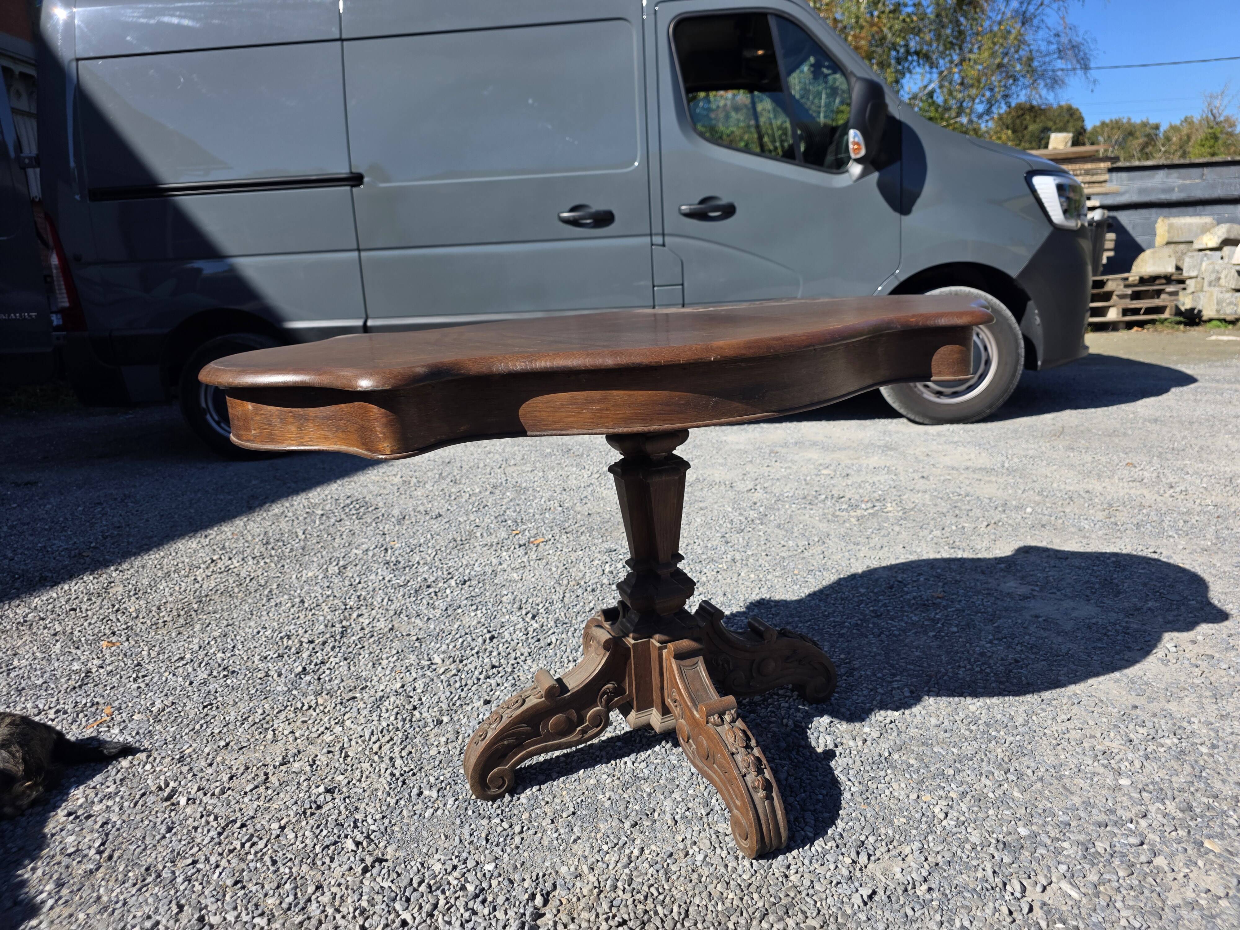 Antique round table in solid oak
