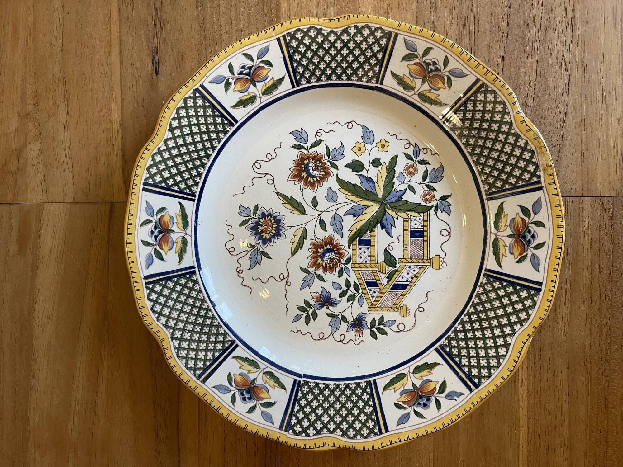 Set of 3 Montmorency model plates in Sarreguemines earthenware.