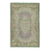 Tapis turc vintage dans des nuances de vert. Tapis à motif floral en médaillon, noué à la main.