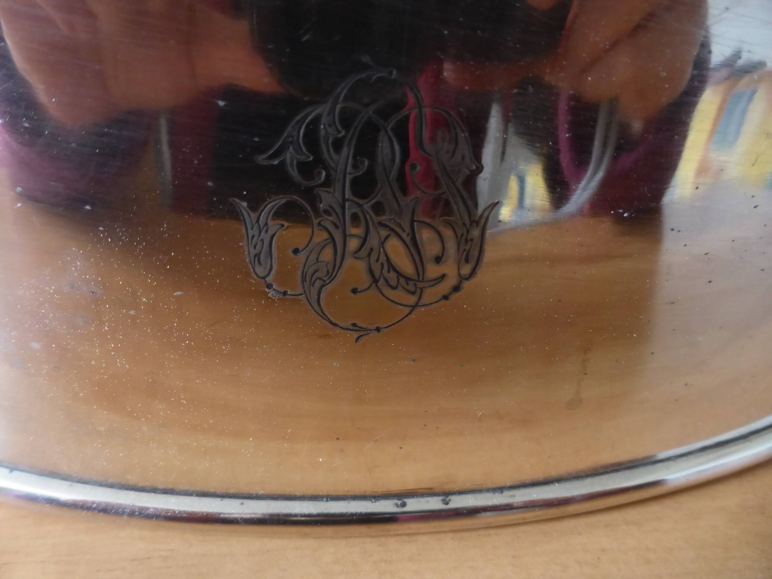 Cloche de service en métal argenté Ecruis monogrammée 240516