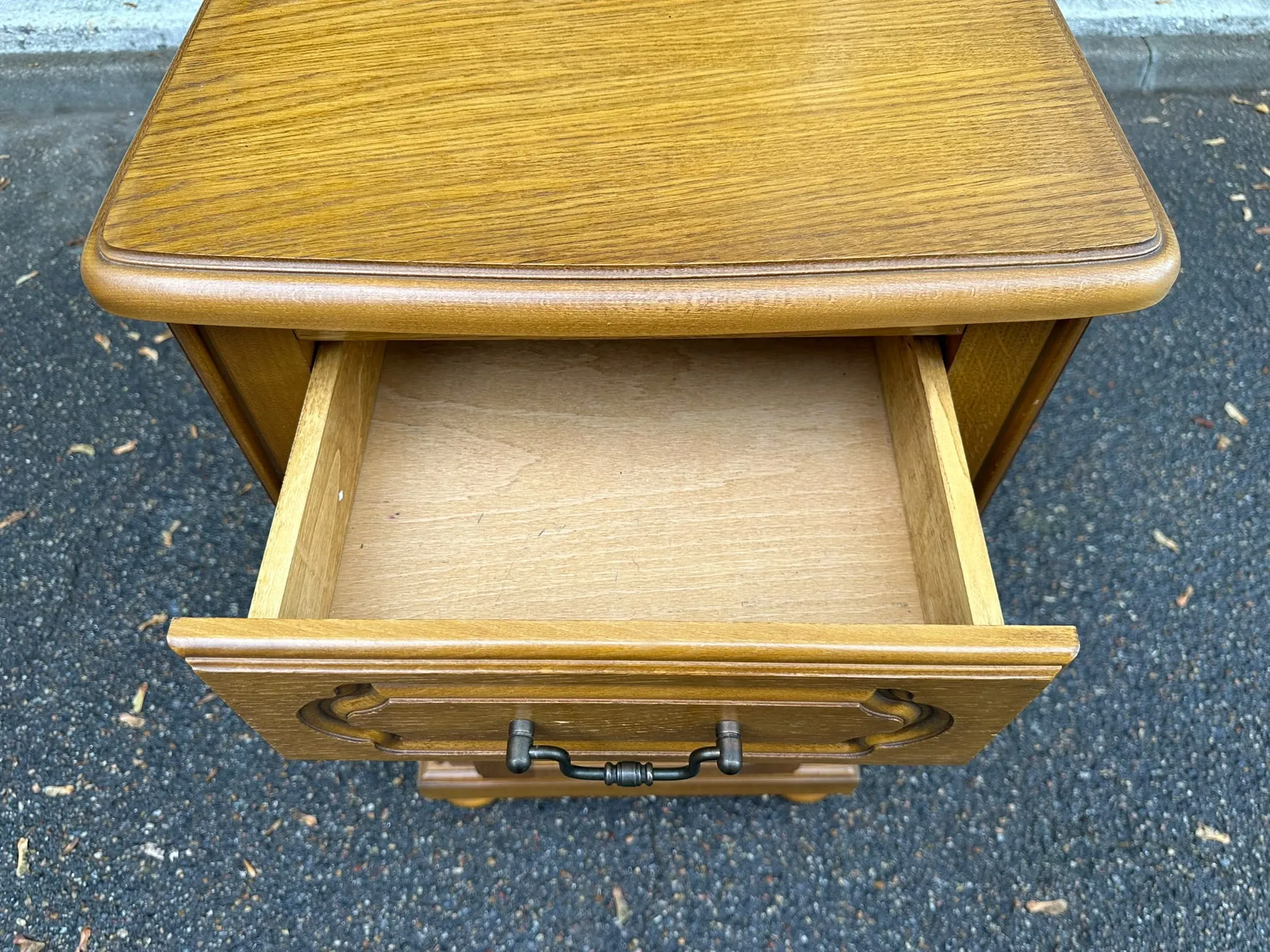 Table de chevet haute meuble d'appoint en chêne teinté miel 1980