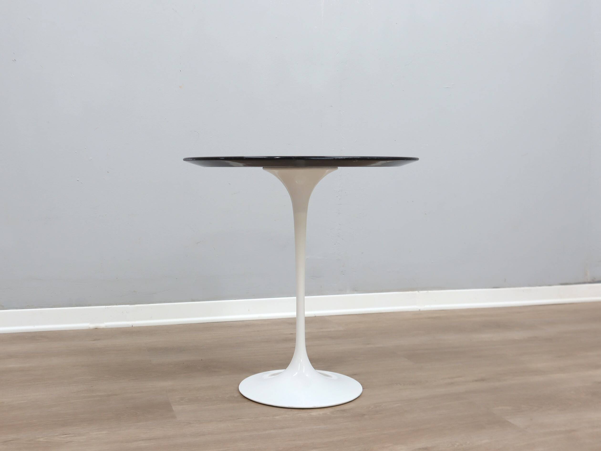 Table basse tulipe Knoll Saarinen années 1980 en marbre noir Marquina