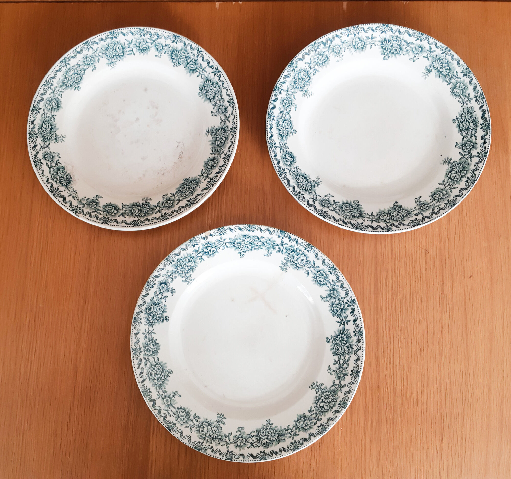 3 flat plates in faience of Saint Amand and Hamage, Terre de fer, model Argenton, color