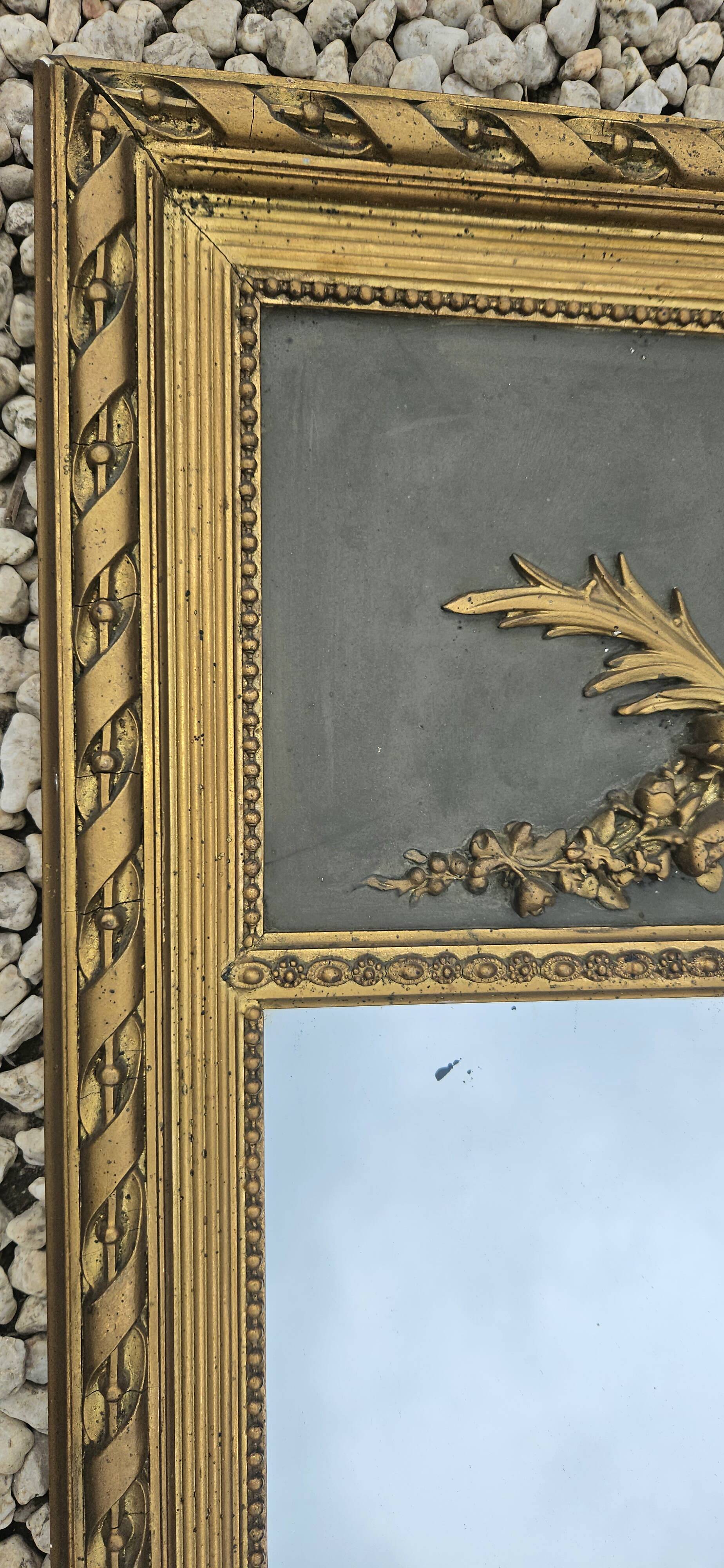 Miroir trumeau à decor d'un médaillon de femme 106cm haut