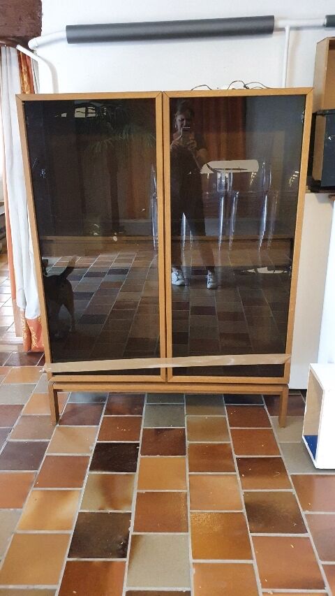 Meuble vitrine vaisselier en bois avec portes vitrées fumées