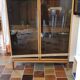 Meuble vitrine vaisselier en bois avec portes vitrées fumées