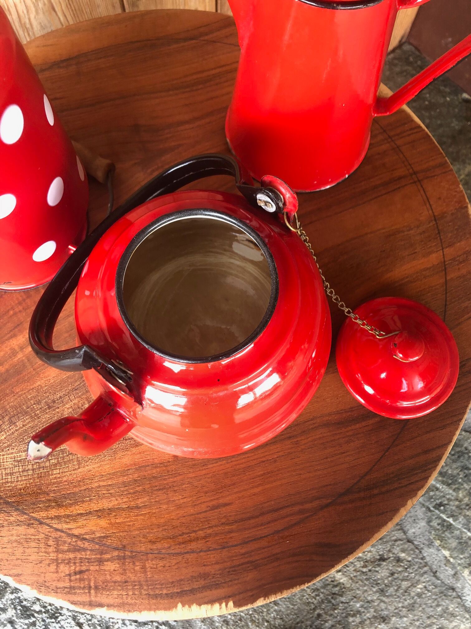 Set kettle coffee maker and milk pot in red-wrapped iron, 50/60 year.