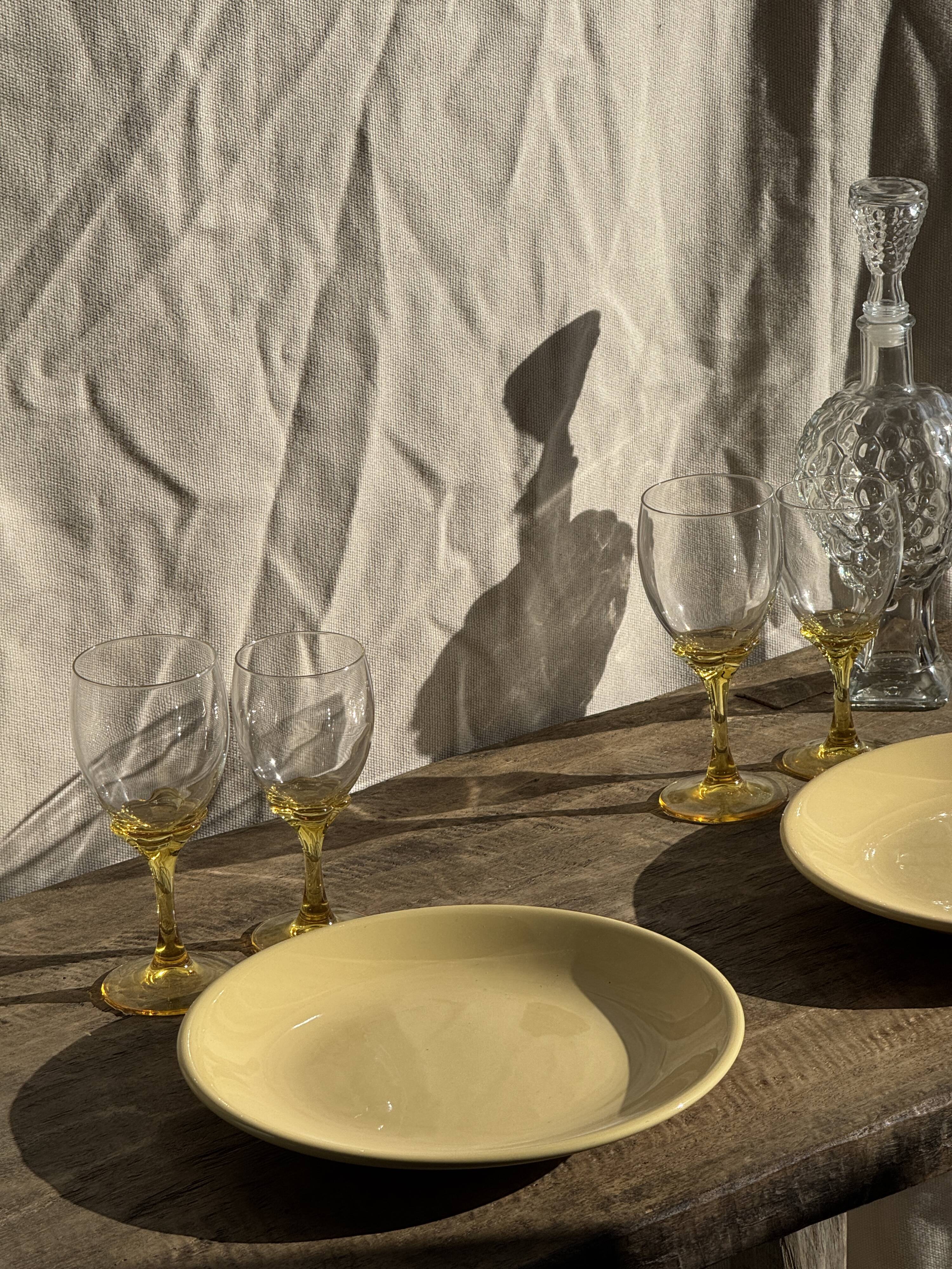 Set of 6 vintage yellow stemmed glasses: consisting of 4 large and 2 small.