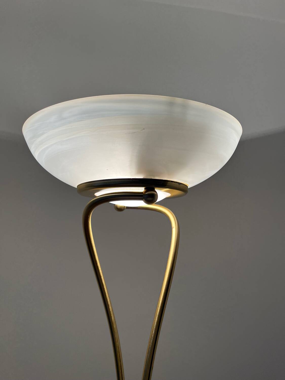 Vintage Italian floor lamp from 1983 in gilded brass and opaline glass – halogen