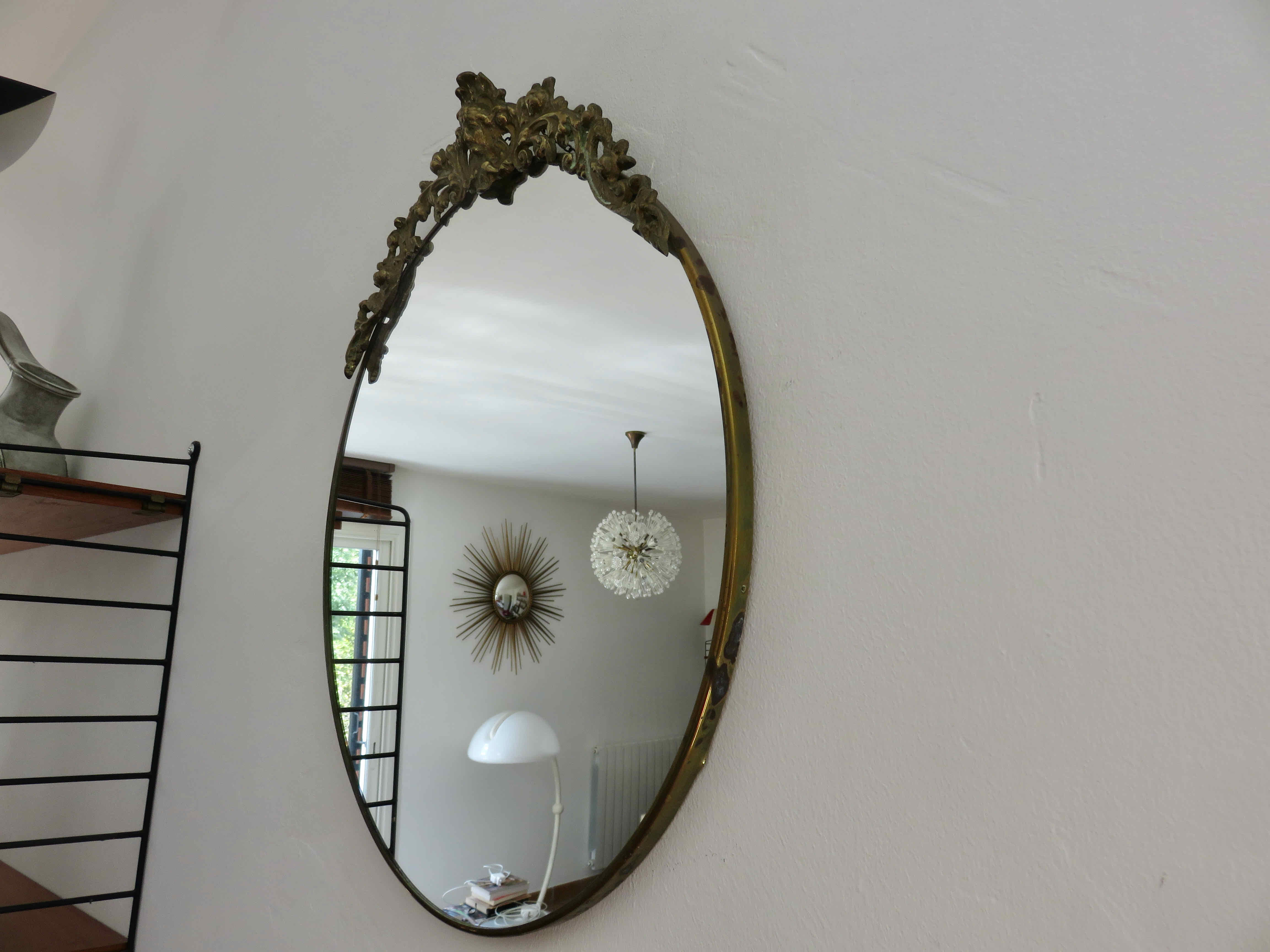 Oval mirror in gilded brass with frieze 40s 50s, 37x50 cm