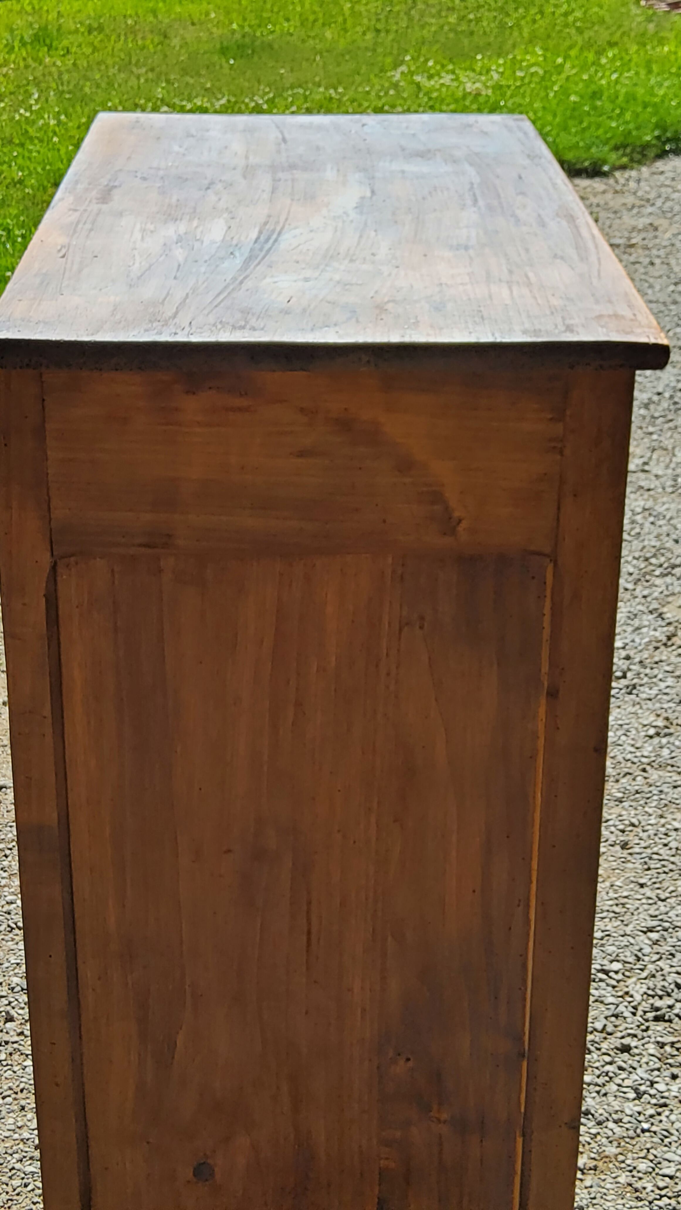 Buffet parisien à hauteur d’appui en peuplier 2 portes 2 tiroirs des années 20
