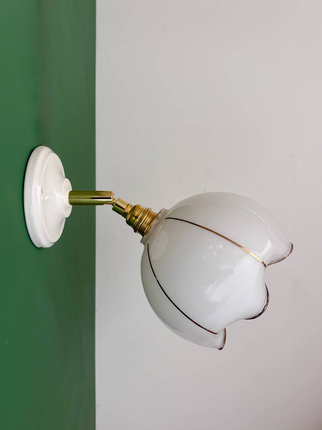 Applique globe vintage en opaline blanche et rayures dorées