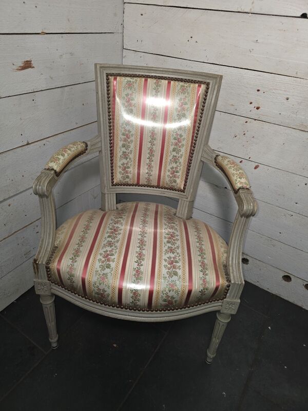 Fauteuil bergère style louis xvi en bois patiné