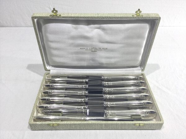 Le Mondial – 12 couteaux en métal argenté Grand Prix