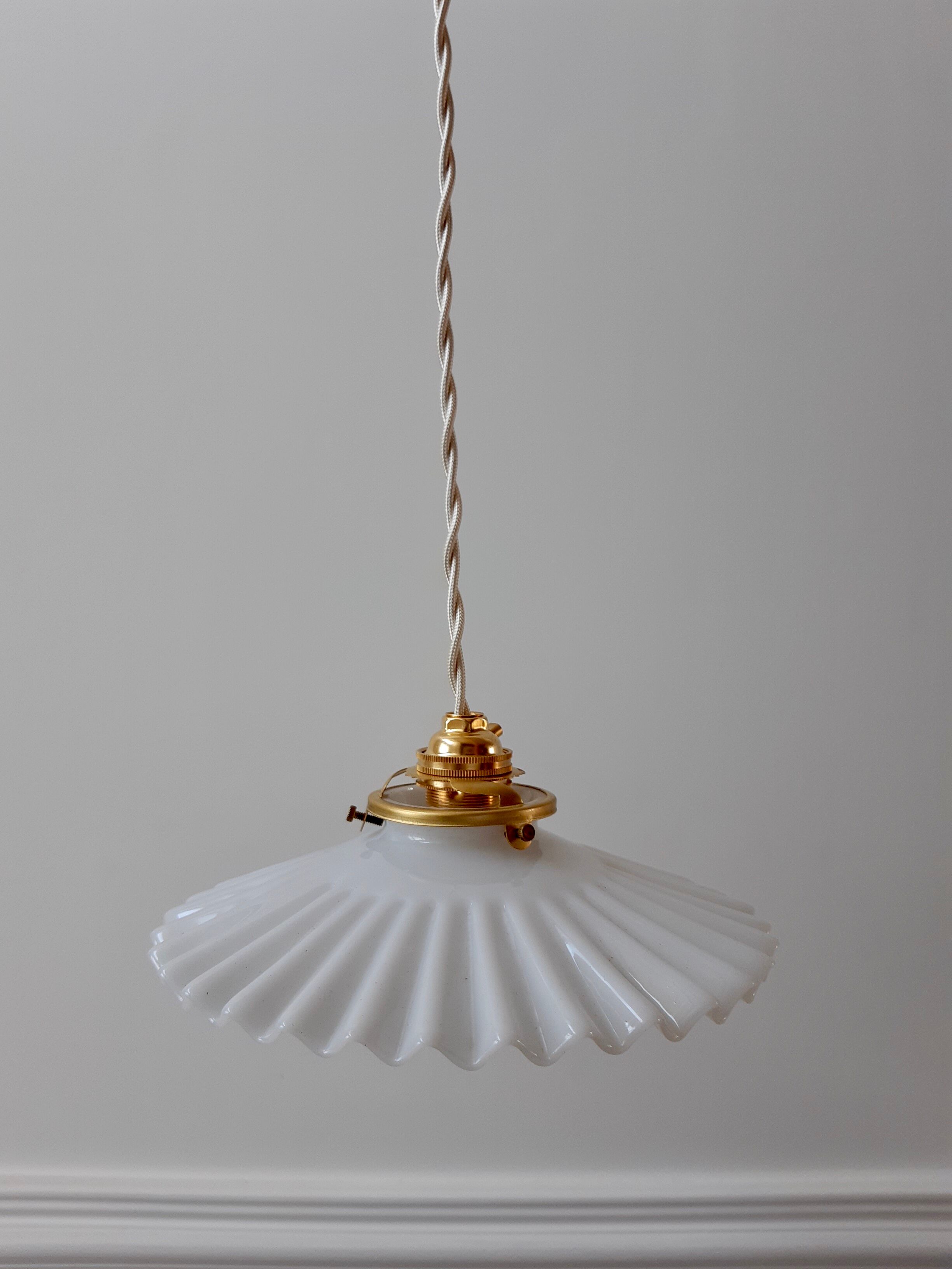 Suspension en opaline dentelée début XXe