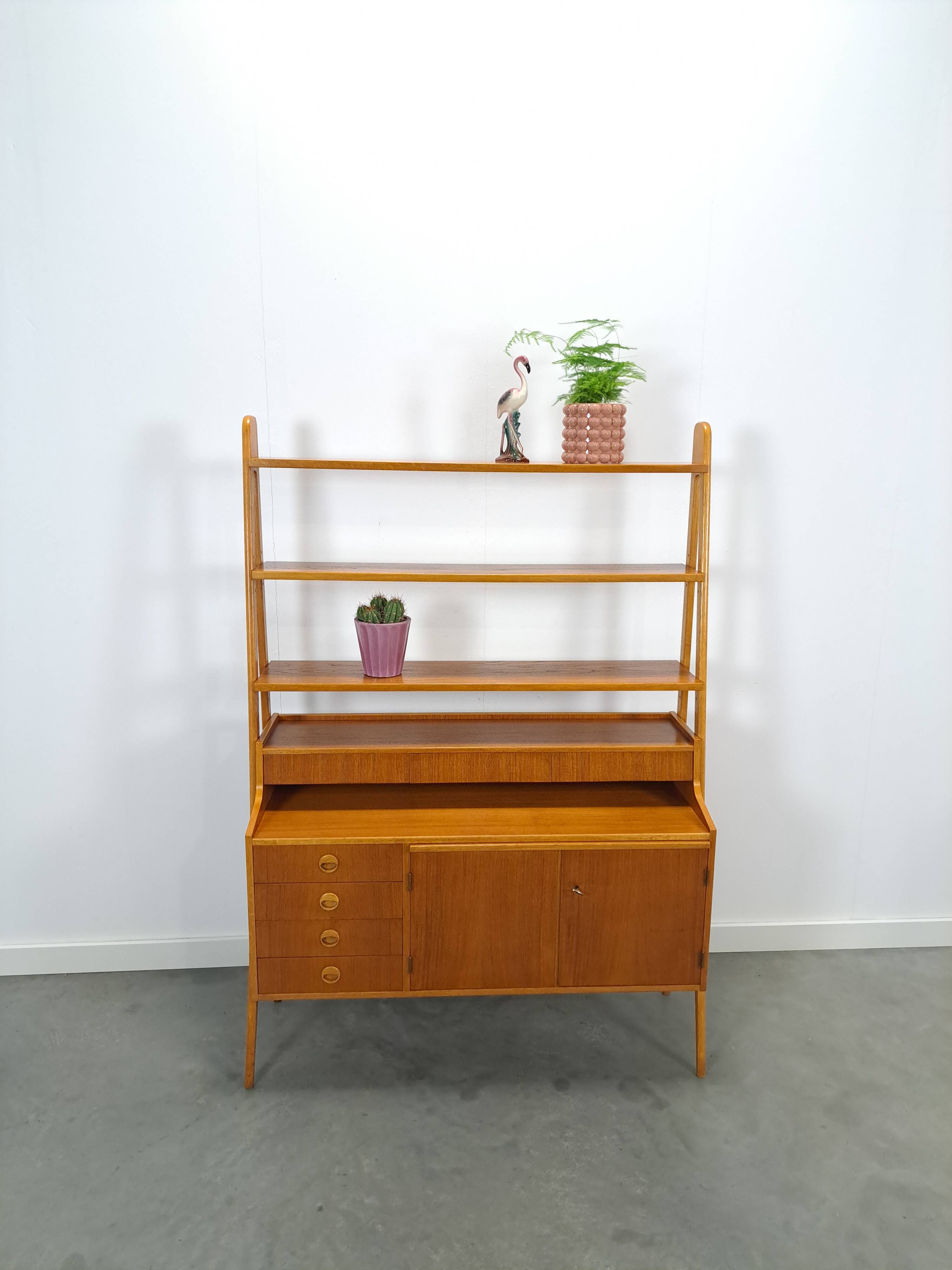 Teak fineer kast uit Zweden met lades, legplank en uitschuifbare plank