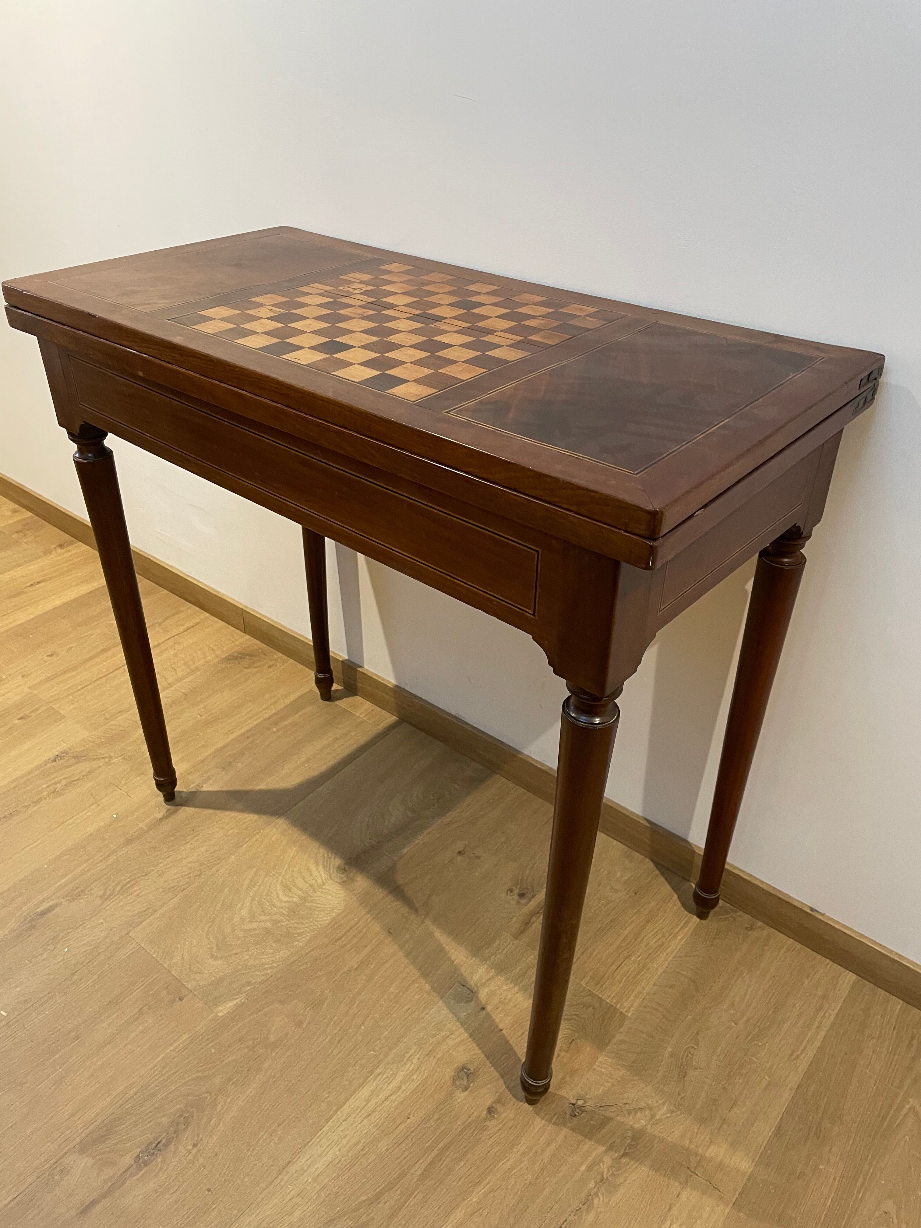 Vintage wallet game table