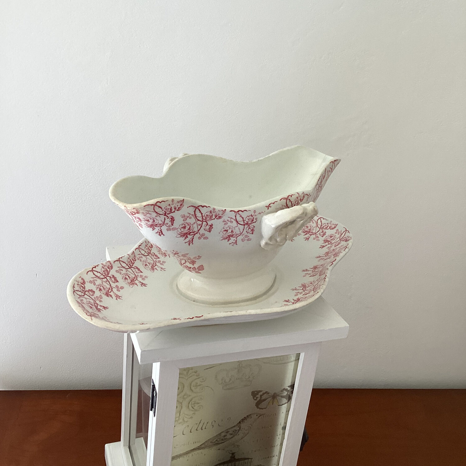 Old sauce pot with tray Garland of roses Gien
