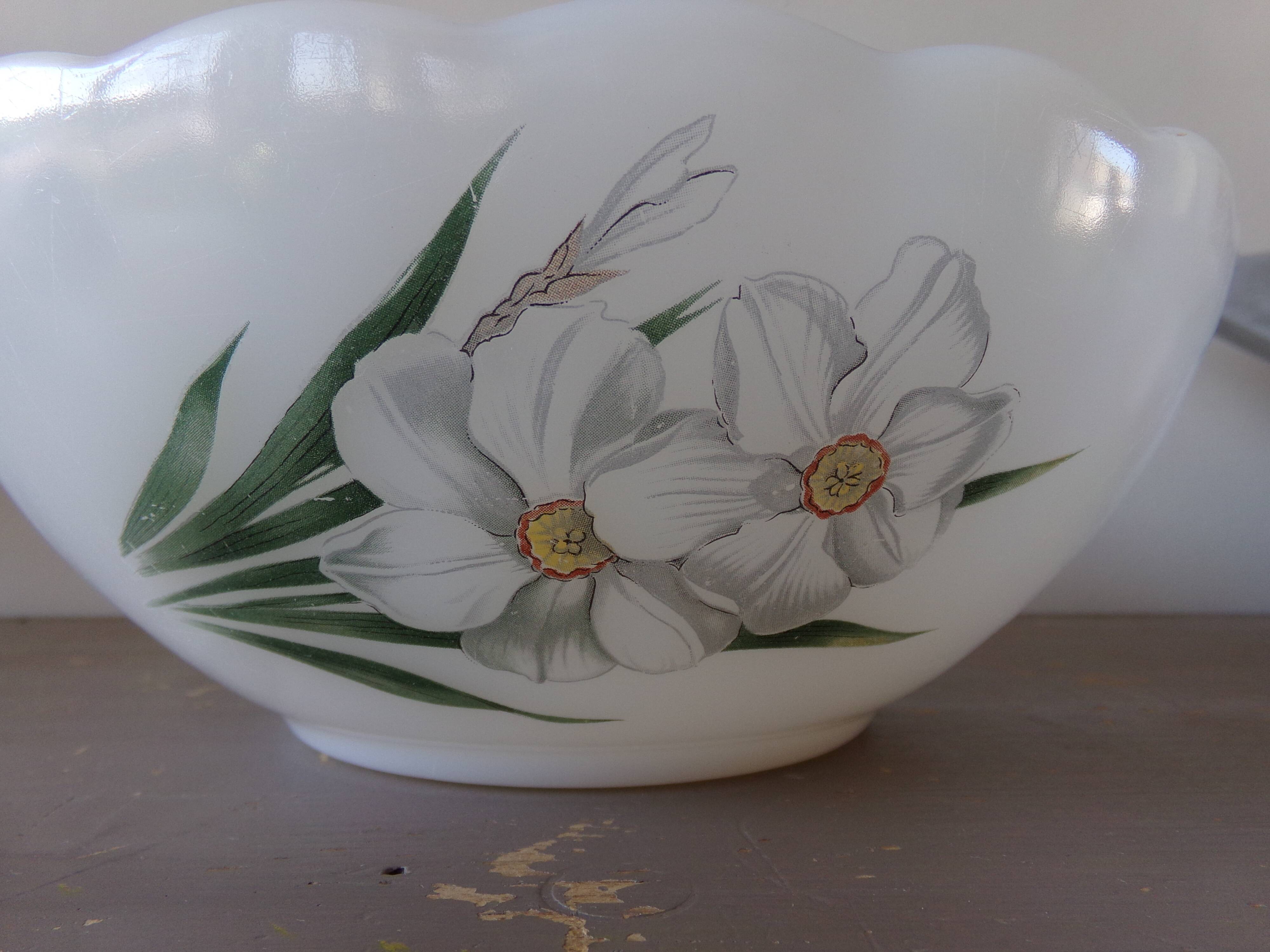 Vintage arcopal salad bowl pattern "daisies"