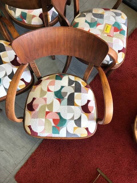 Thonet chair with armrests in perfect condition.