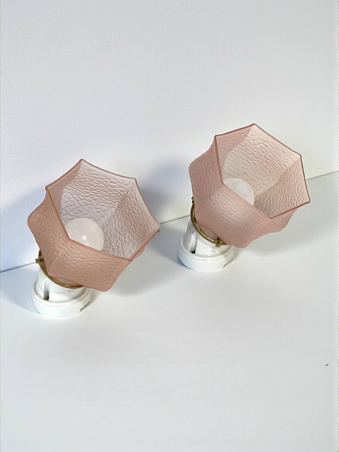 Paire d’appliques porcelaine et tulipes verre rose art-déco