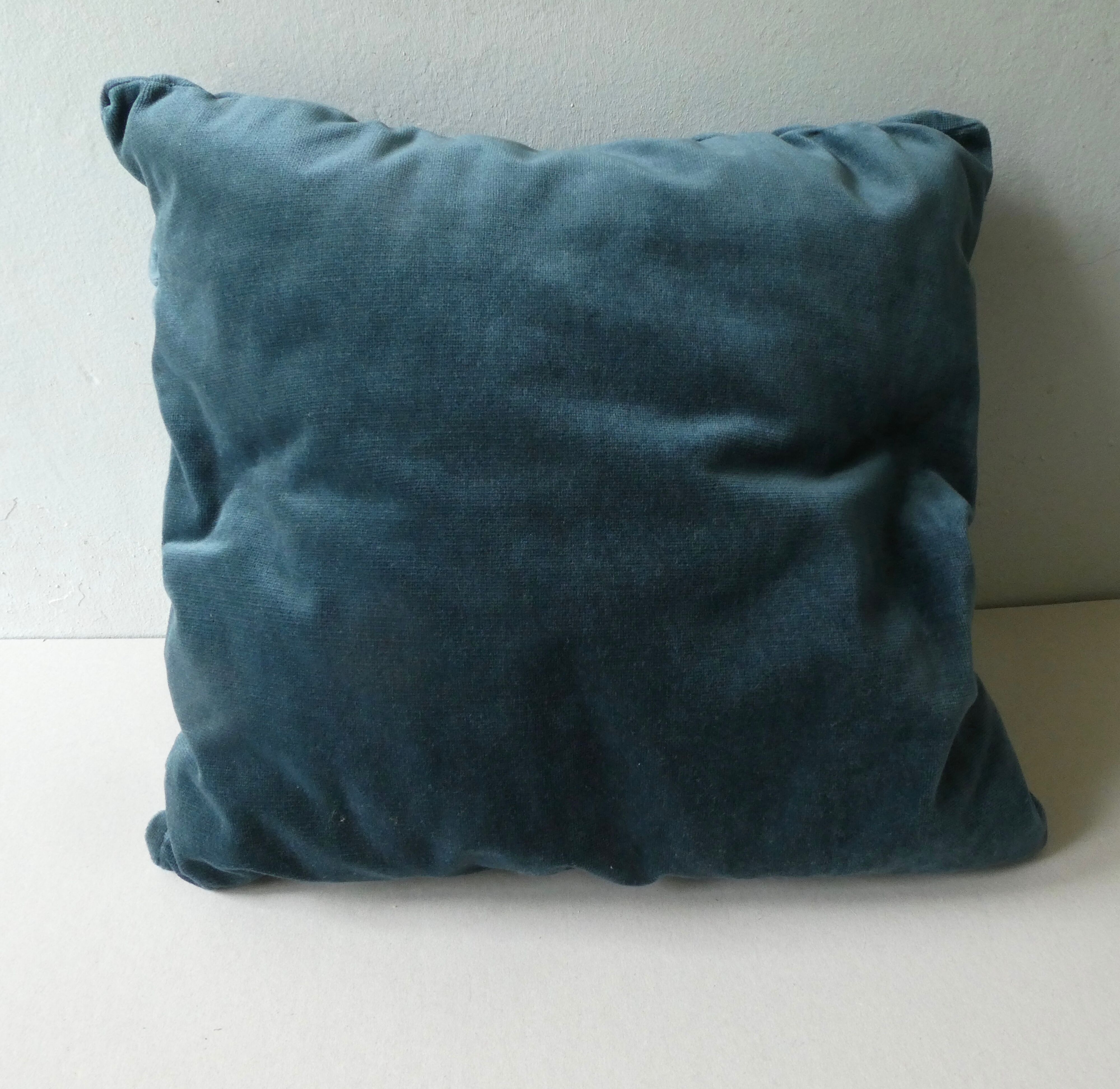 Paire de coussins anciens, en velours bleu canard, effet plissé