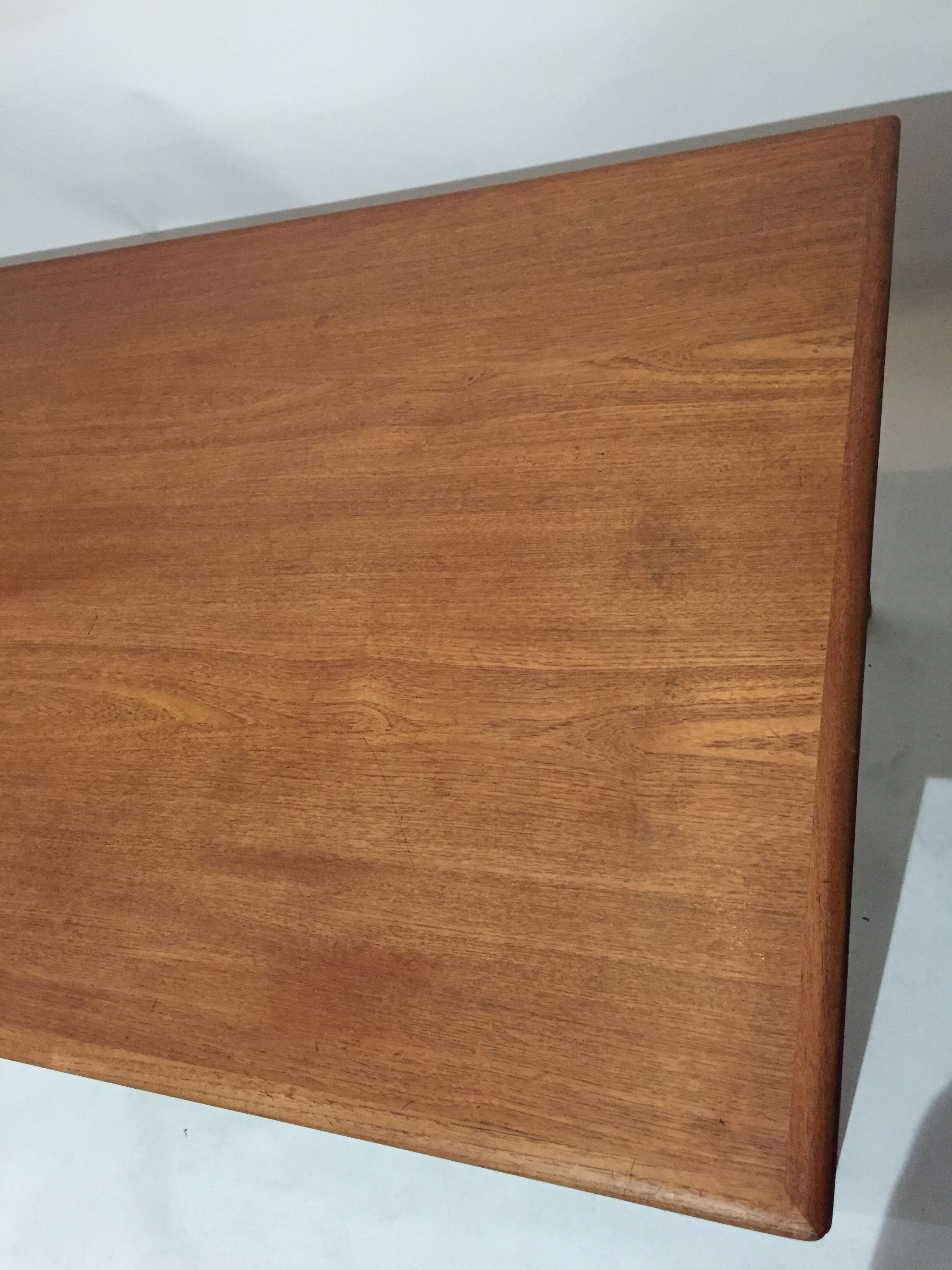 Scandinavian dining table with extension