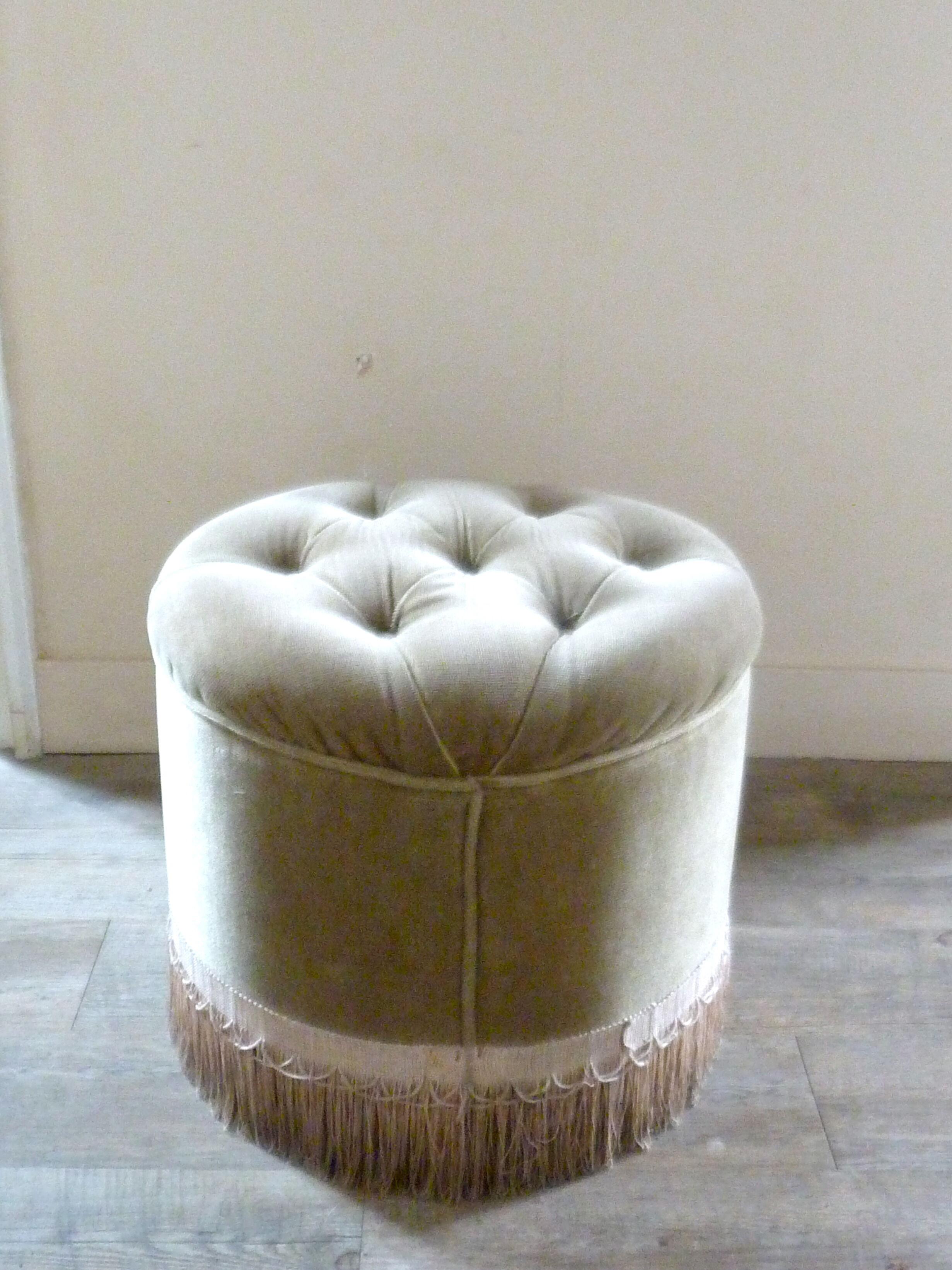 Ottoman in almond green padded velvet of the 1970s