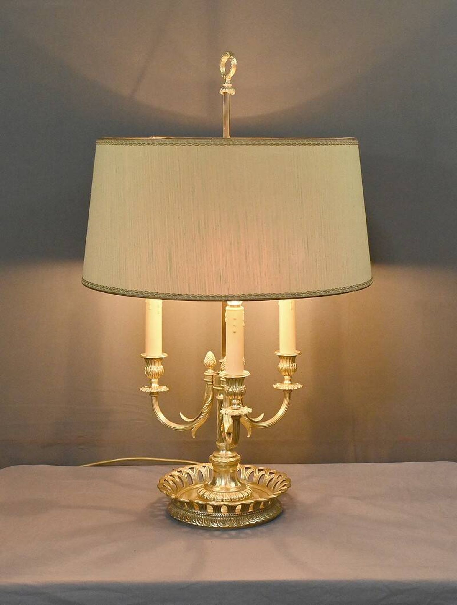 Large Bouillotte Lamp in Gilt Bronze, Louis XVI style – first half of the 20th century