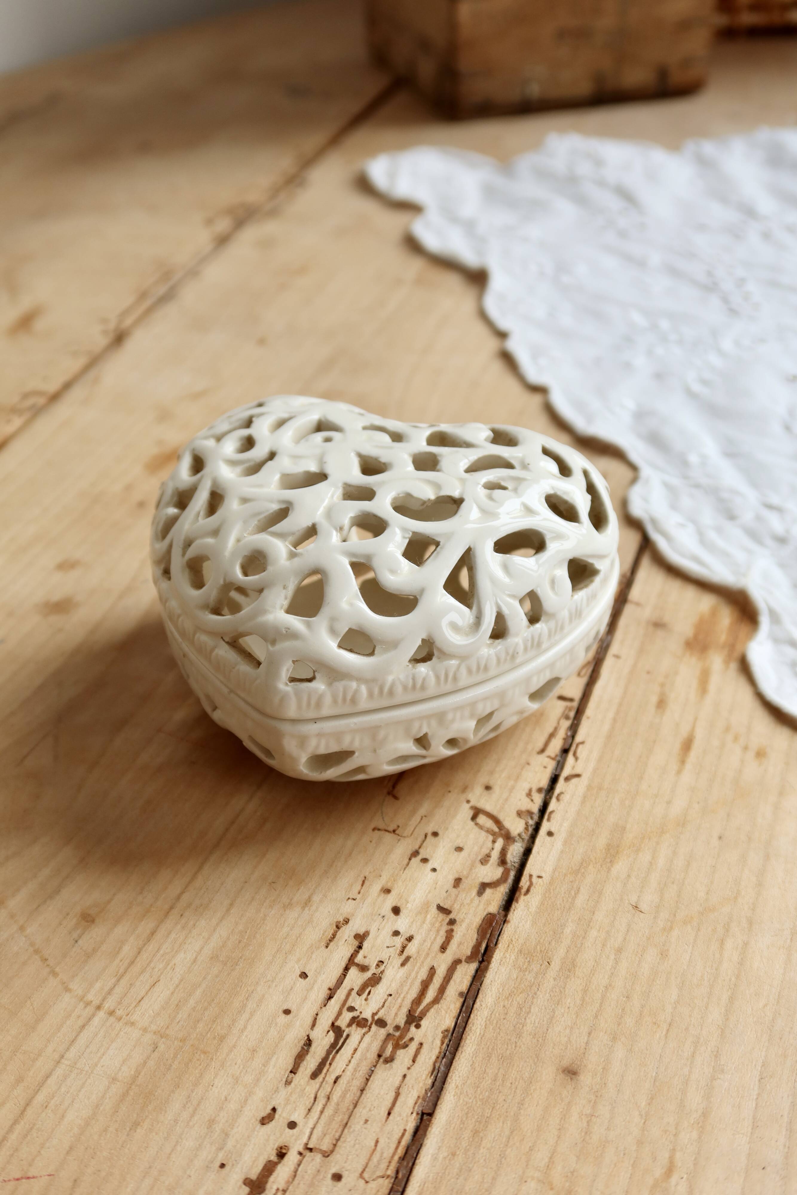 Openwork heart-shaped box in ivory earthenware – Vintage sweet jar