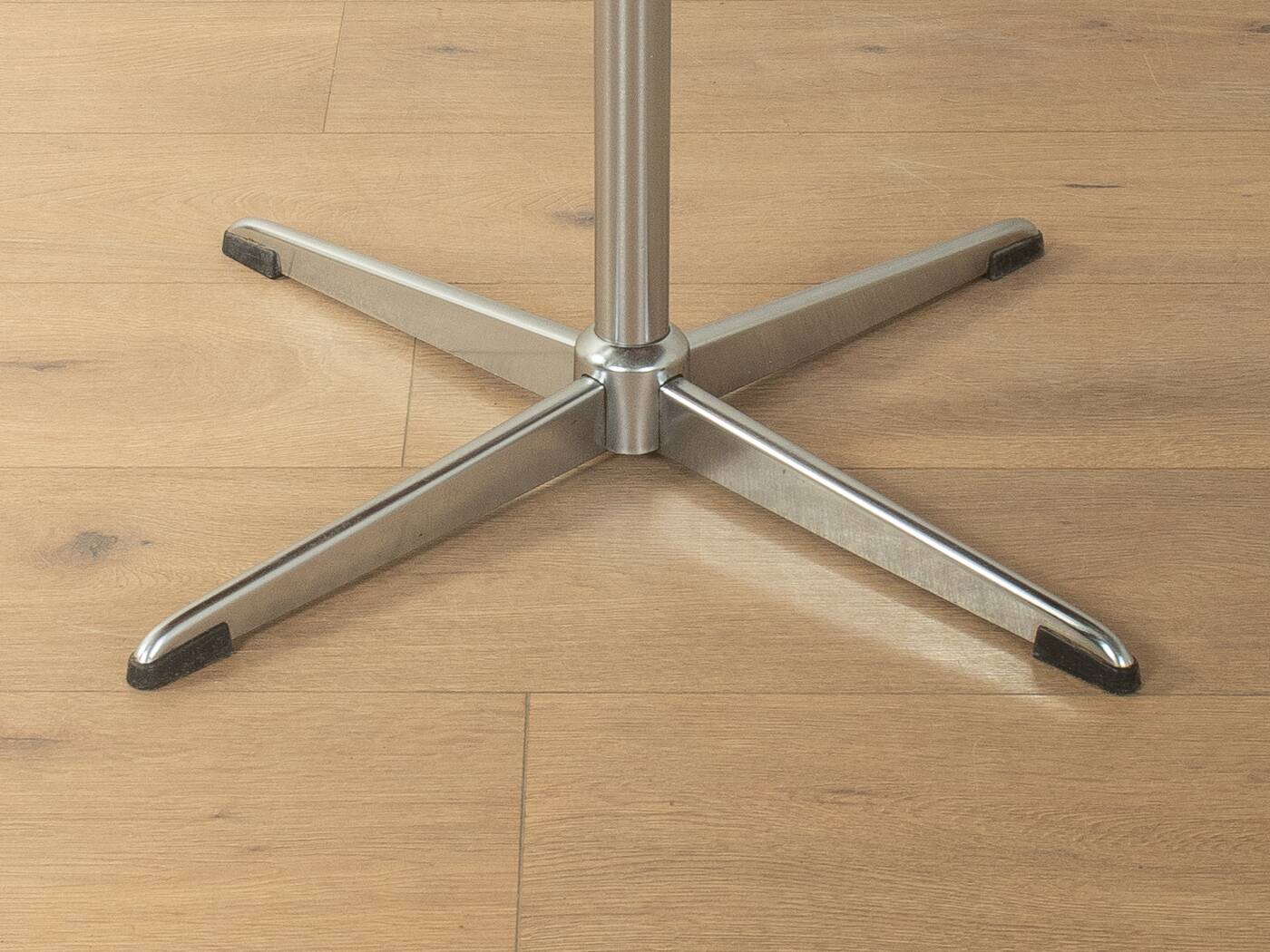 Timeless bistro table with star-shaped aluminium base