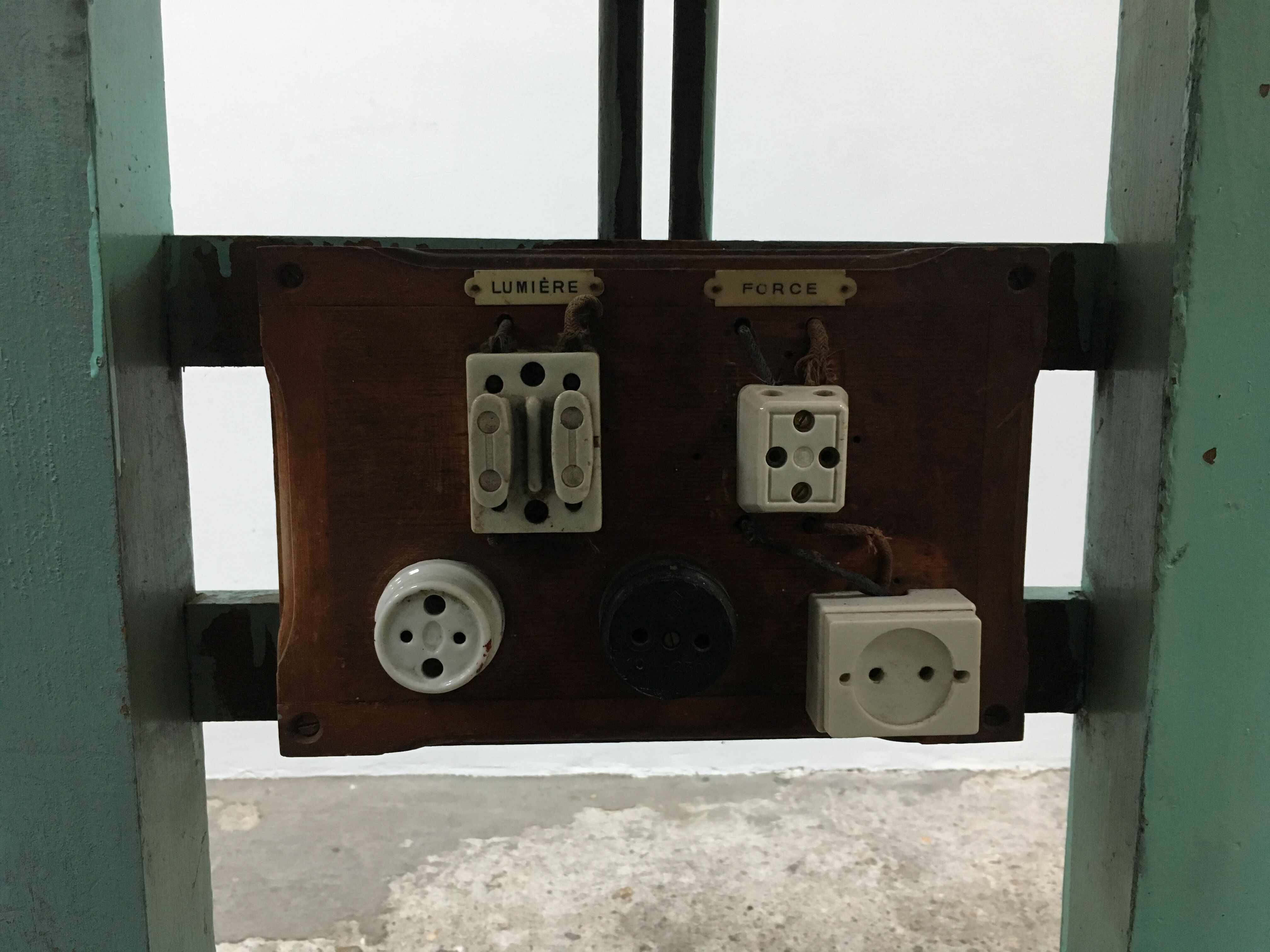 Counter desk established mint