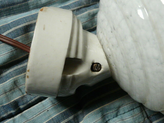 Clichy glass wall lamp with porcelain support 50s