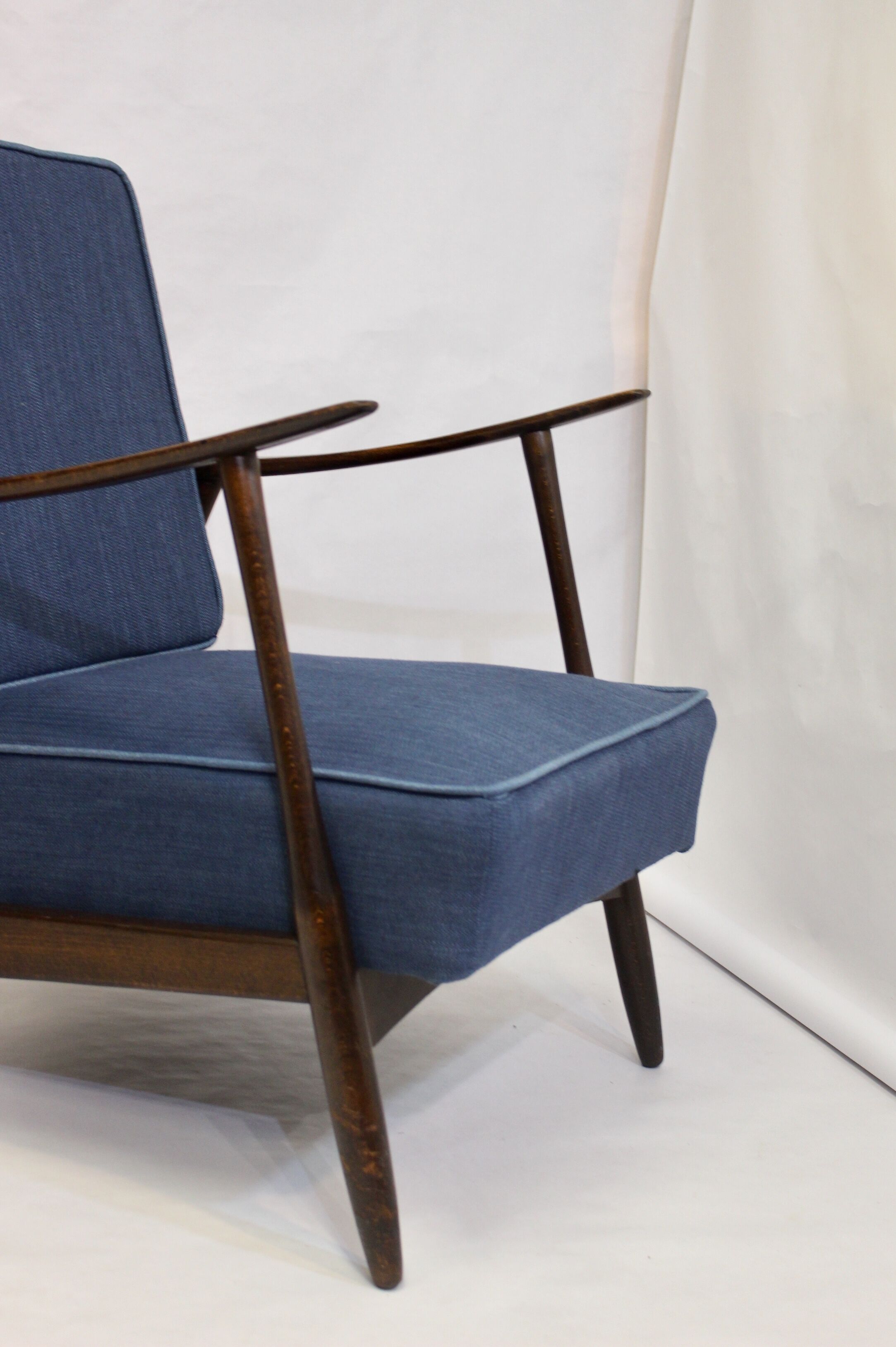 Fauteuil scandinave 1960 tissu bleu foncé effet chevron retapissé