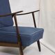 Fauteuil scandinave 1960 tissu bleu foncé effet chevron retapissé
