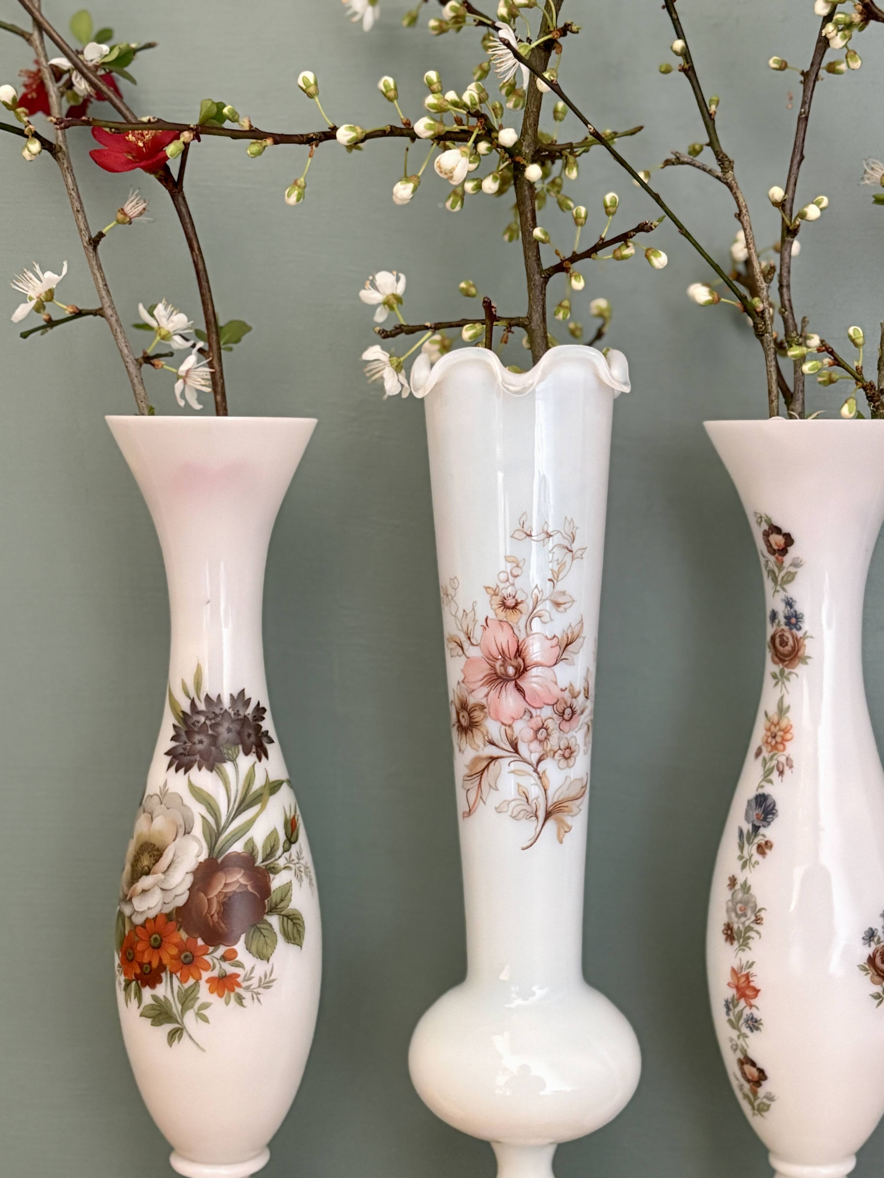 Set of 3 vintage vases/soliflores in white opaline with floral decorations.