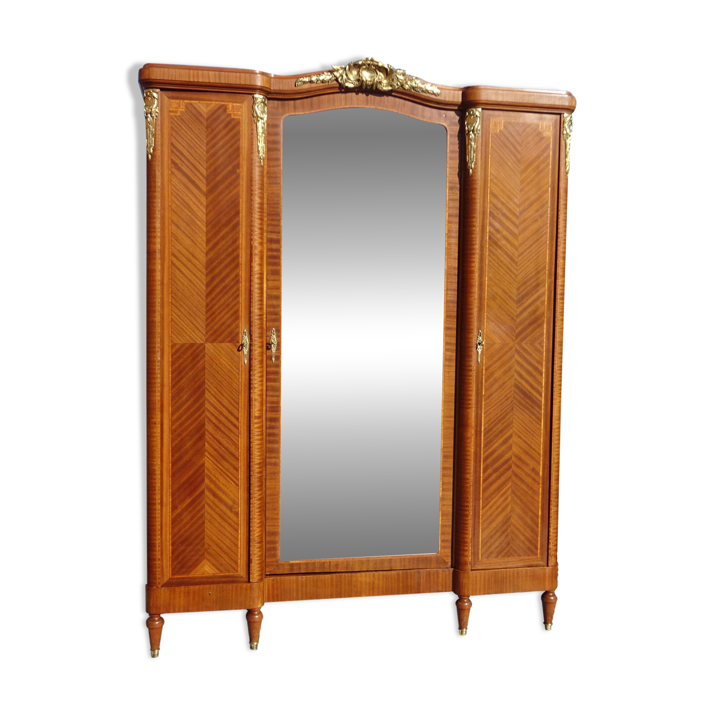 Ancienne armoire de style Louis XVI avec marqueterie et bronzes