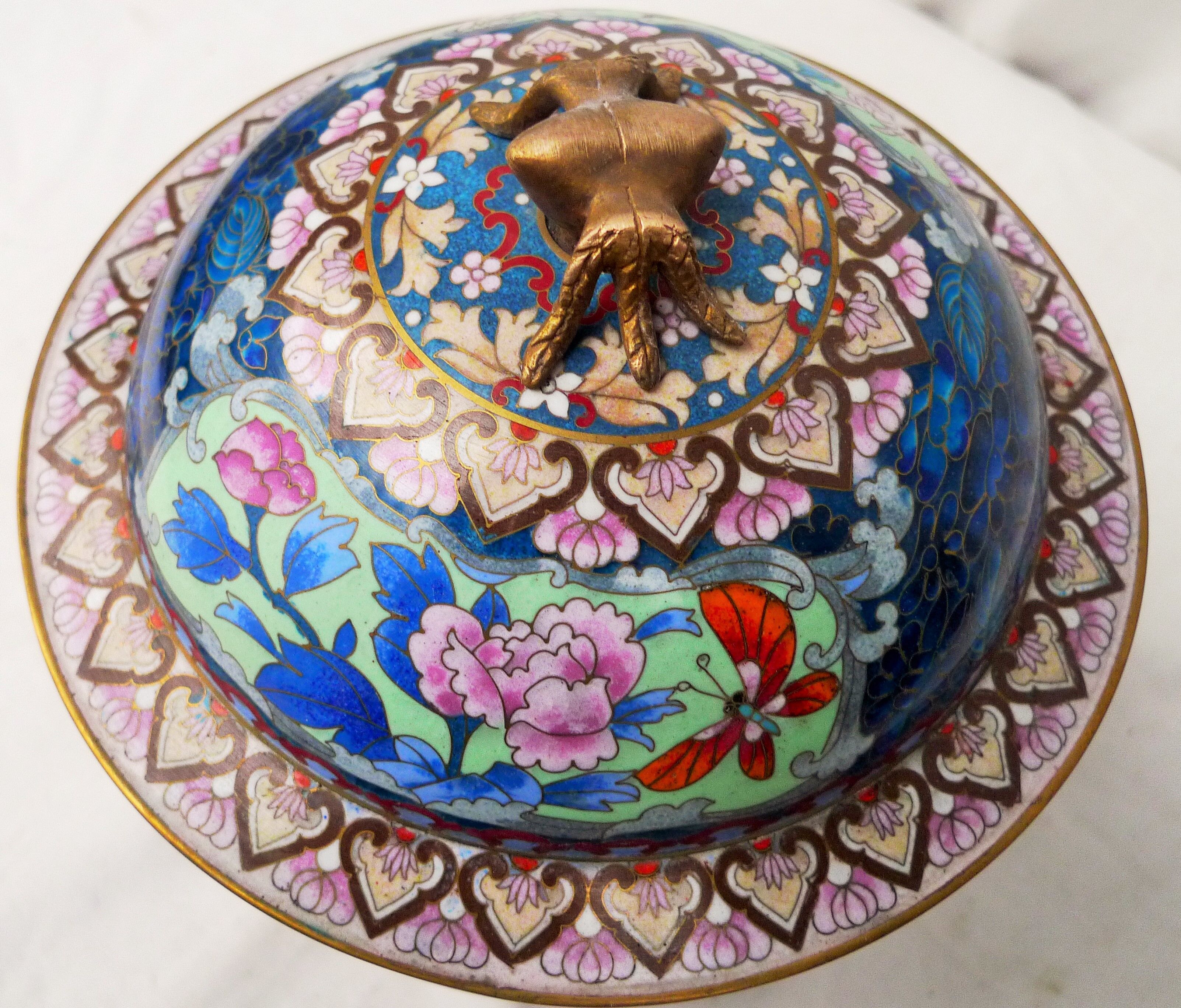 Covered pot in partition