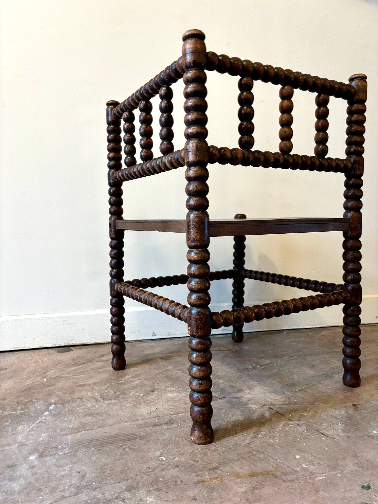 Chaise de coin en bois tourné