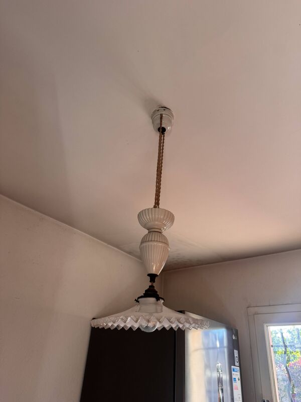 Suspension ancienne en opaline type Arcopal & porcelaine à poulie – paire