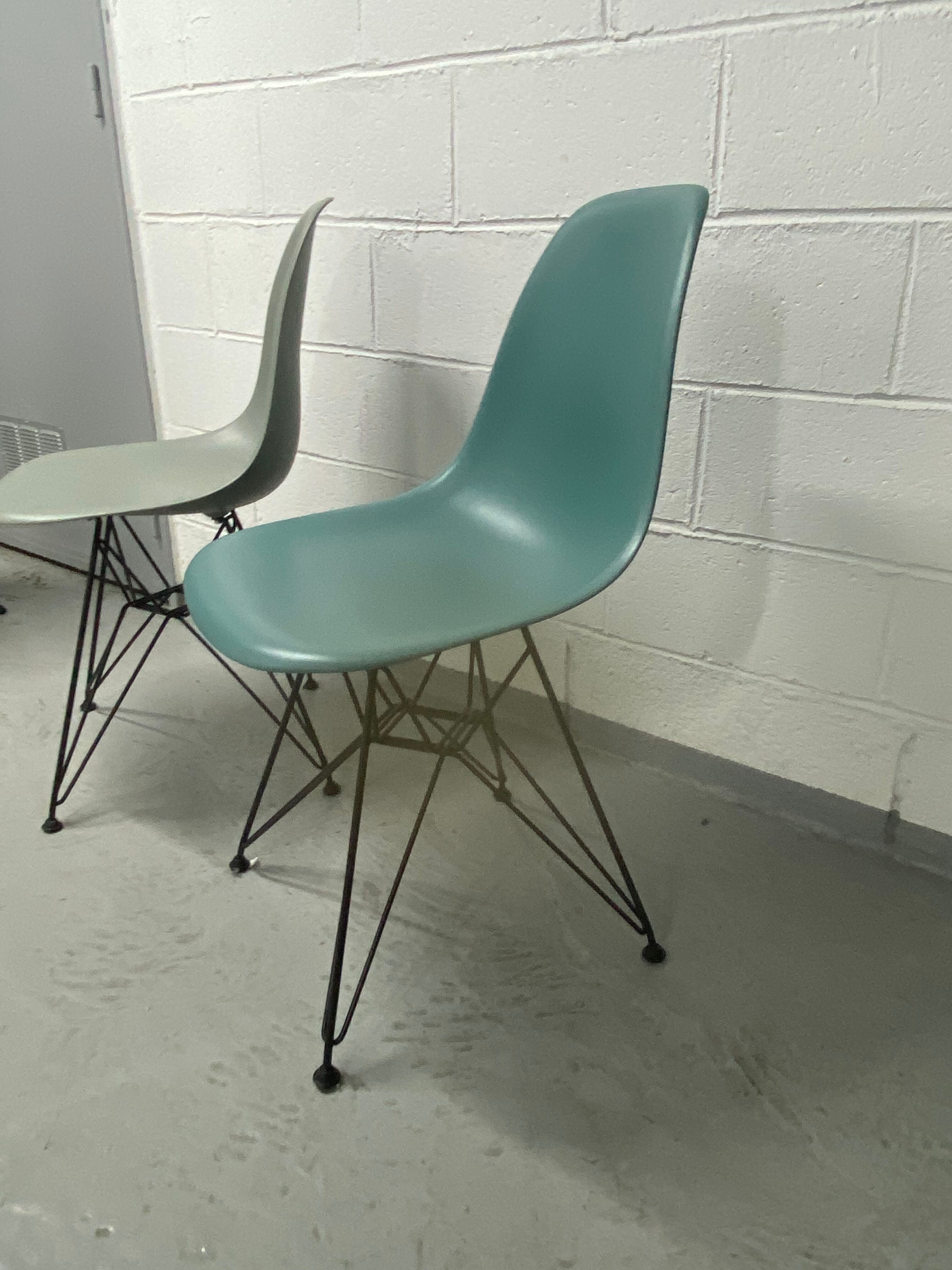 Paire de chaises de Charles et Ray Eames édition Vitra récente