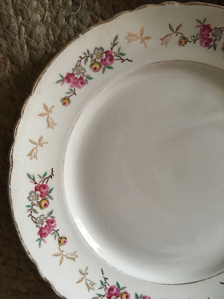 Red and green old flat plates