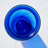 Vase en verre bleu
