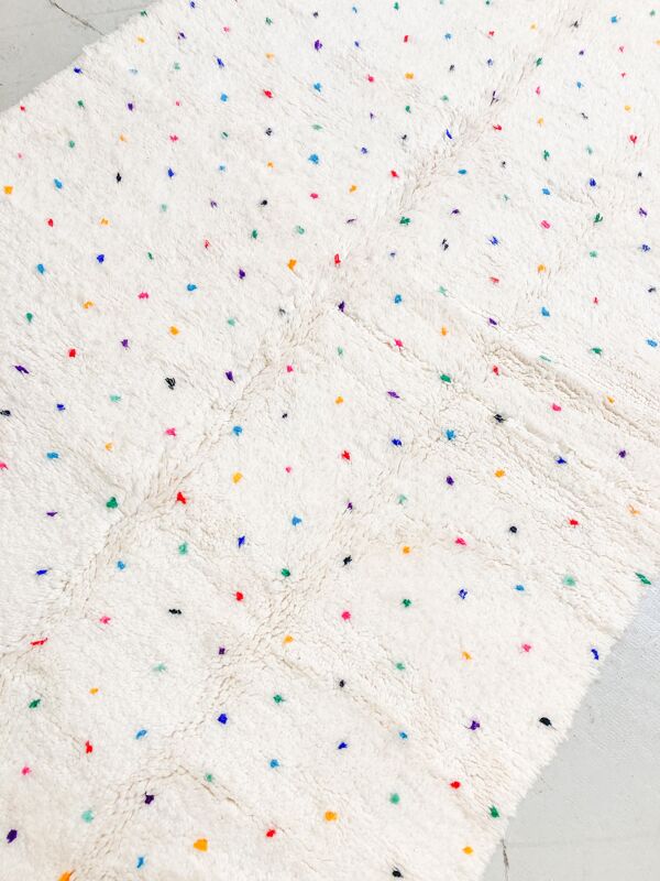 Tapis berbère beni ouarain écru à pois multicolores 255x146m