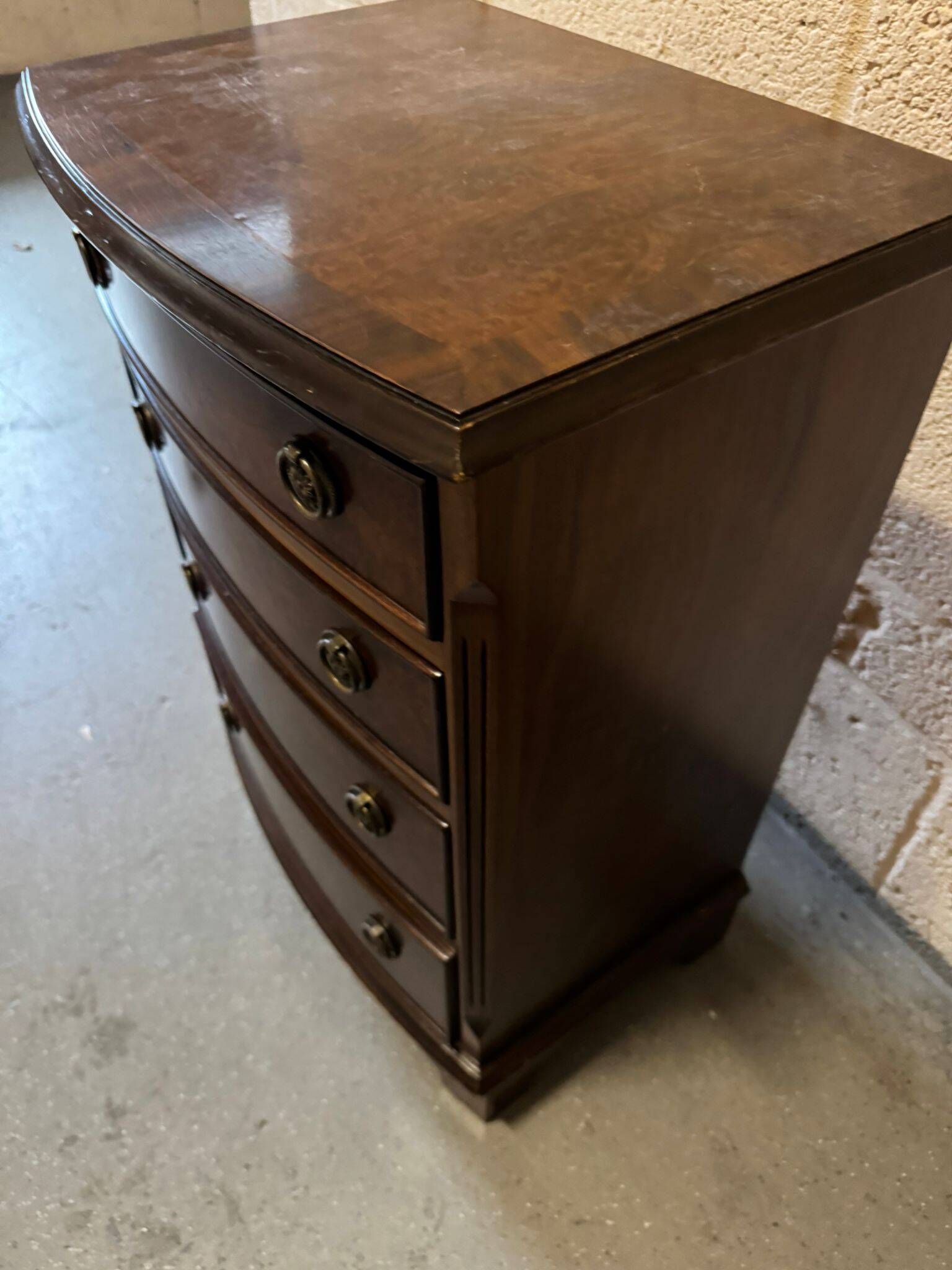 Commode en noyer burr avec des joints à queue d'aronde.