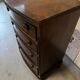 Commode en noyer burr avec des joints à queue d'aronde.