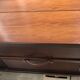 Table basse en bois avec niche intérieure